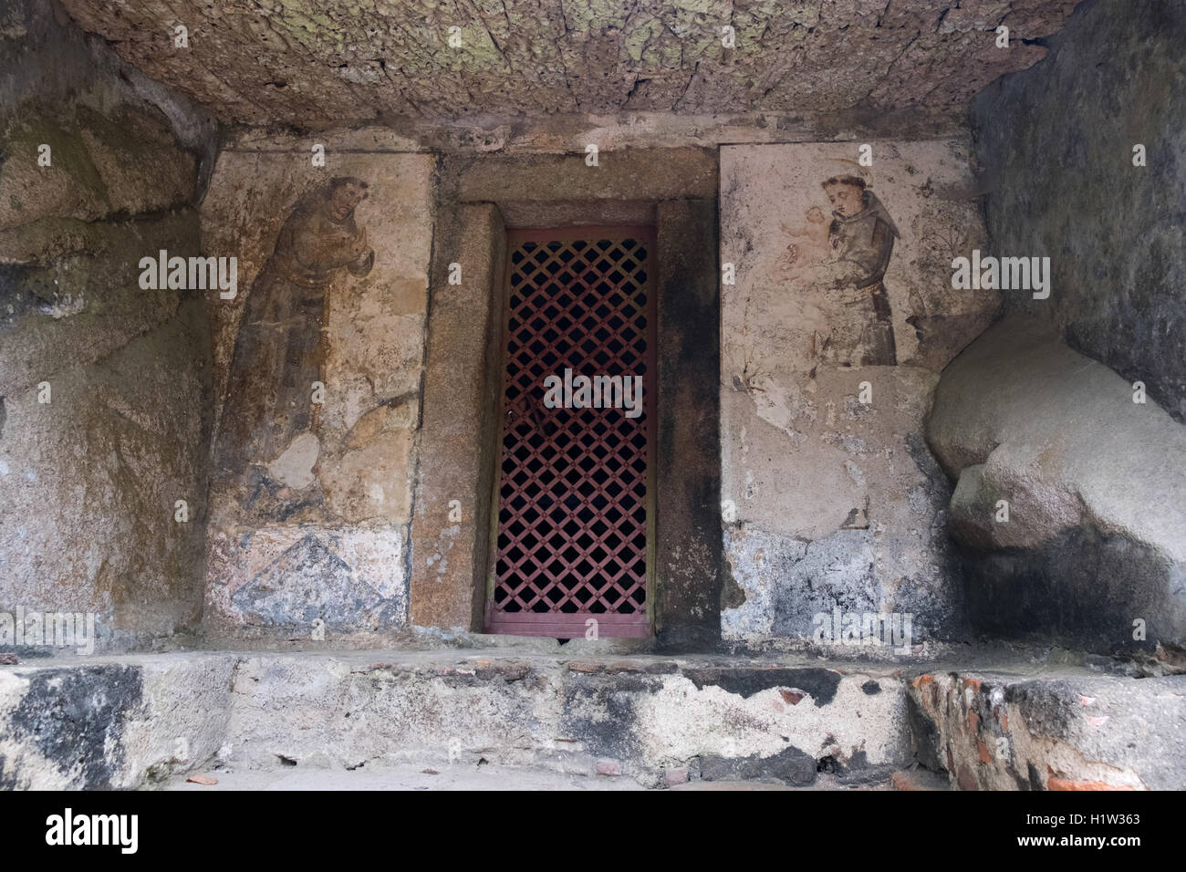 Das Kloster des Heiligen Kreuzes, bekannt als Capuchos und Kork-Kloster in der Nähe von Sintra, Portugal Stockfoto