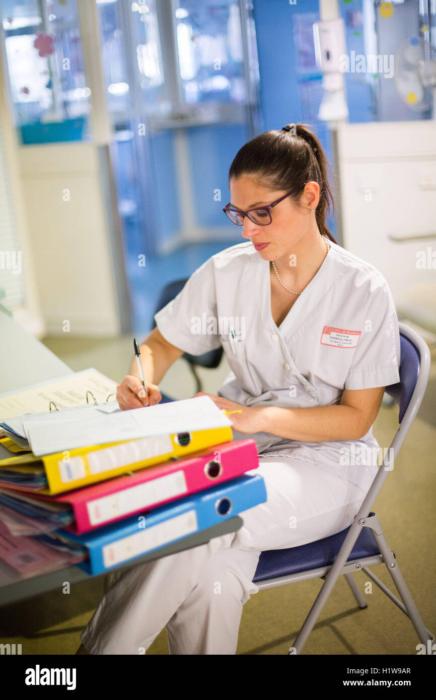 Pädiatrischen Krankenschwestern, Abteilung für Neonatologie, CHU Bordeaux. Stockfoto