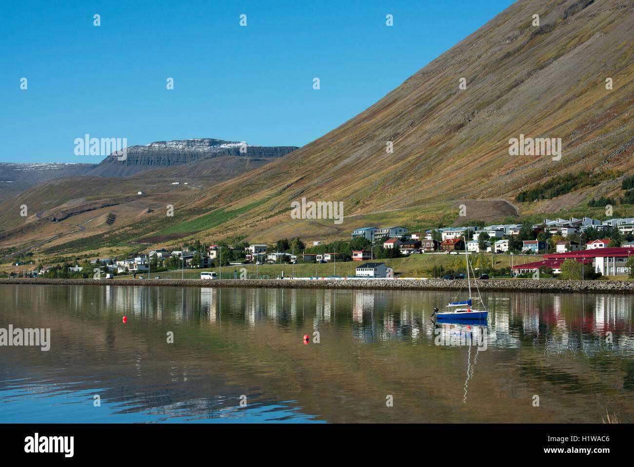 Islands Westfjorde. Isafjördur, die größte Stadt im Westfjors mit etwa 3.000 Menschen. Segelboote im Hafen. Stockfoto