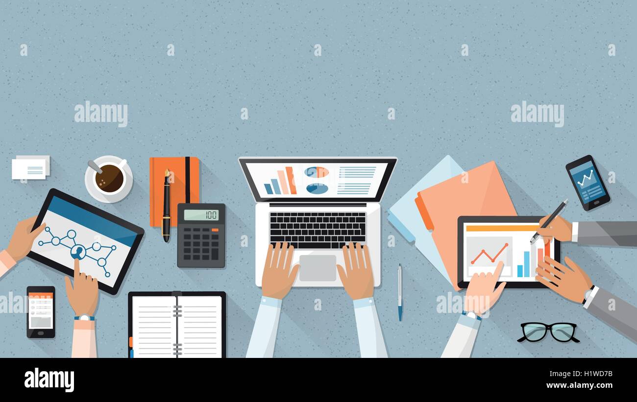 Business-Team zusammen arbeiten am Schreibtisch, sie sind mit Laptops und Überprüfung Finanzberichte, Unternehmensführung und eine Stock Vektor