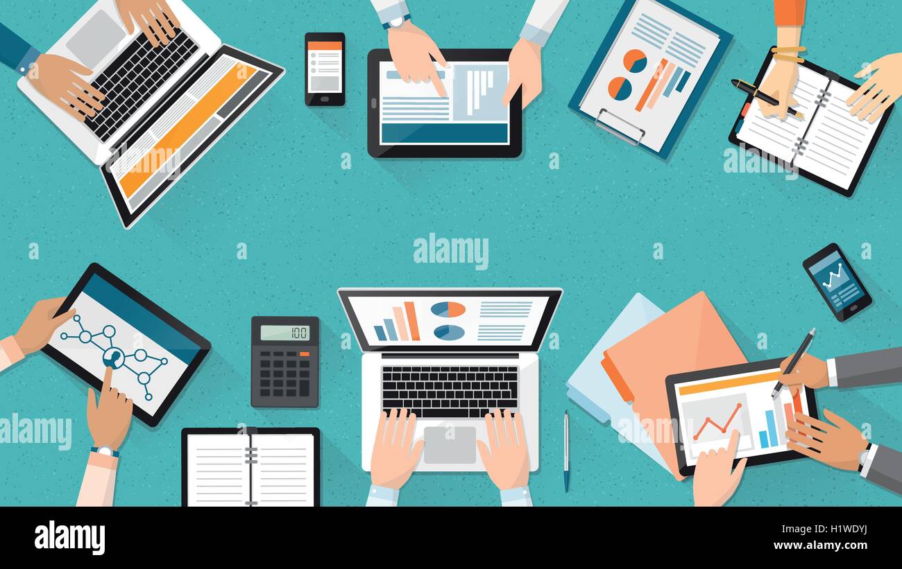 Business-Team zusammen arbeiten am Schreibtisch, sie sind mit Laptops und Überprüfung Finanzberichte, Unternehmensführung und eine Stock Vektor