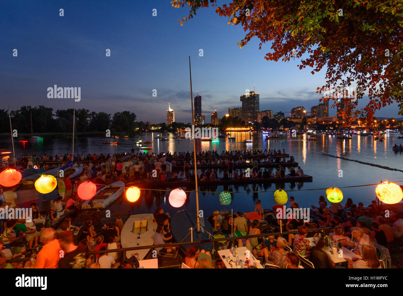 Wien, Wien: "Festival of Lights" an der alten Donau (Alte Donau), beleuchtete Boote, 22., Wien, Österreich Stockfoto