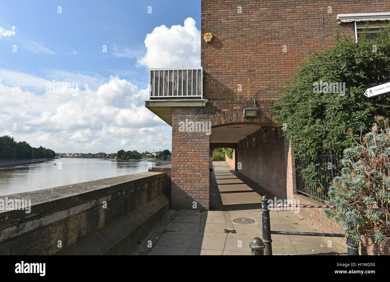 Thames Path und Themse in Chiswick, London. Stockfoto