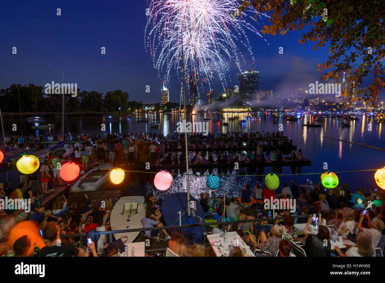 Wien, Wien: "Festival of Lights" an der alten Donau (Alte Donau), Boote, Feuerwerk, 22., Wien, Österreich Stockfoto