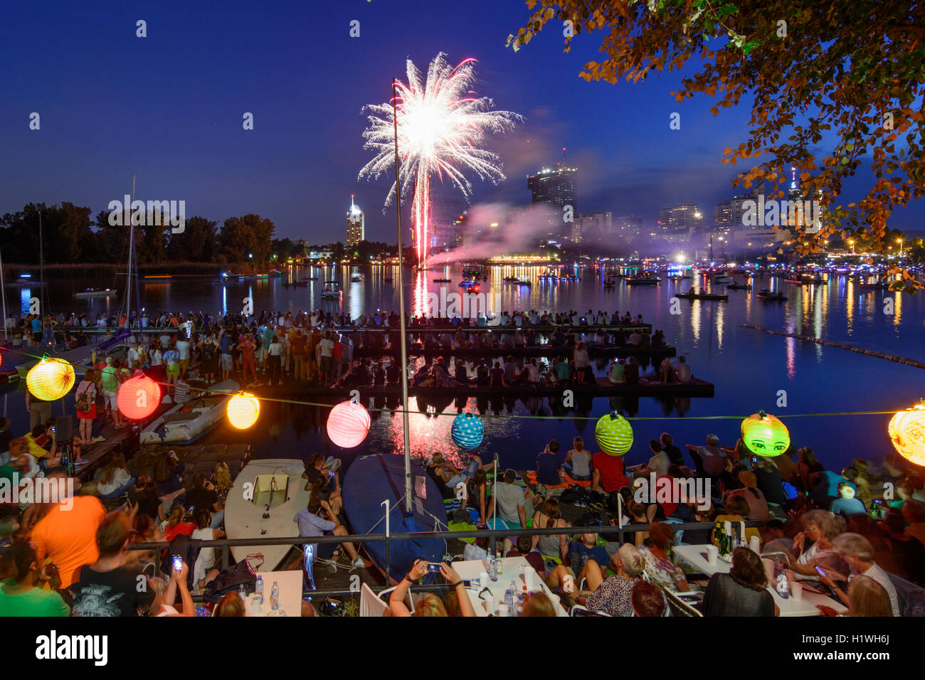 Wien, Wien: "Festival of Lights" an der alten Donau (Alte Donau), Boote, Feuerwerk, 22., Wien, Österreich Stockfoto