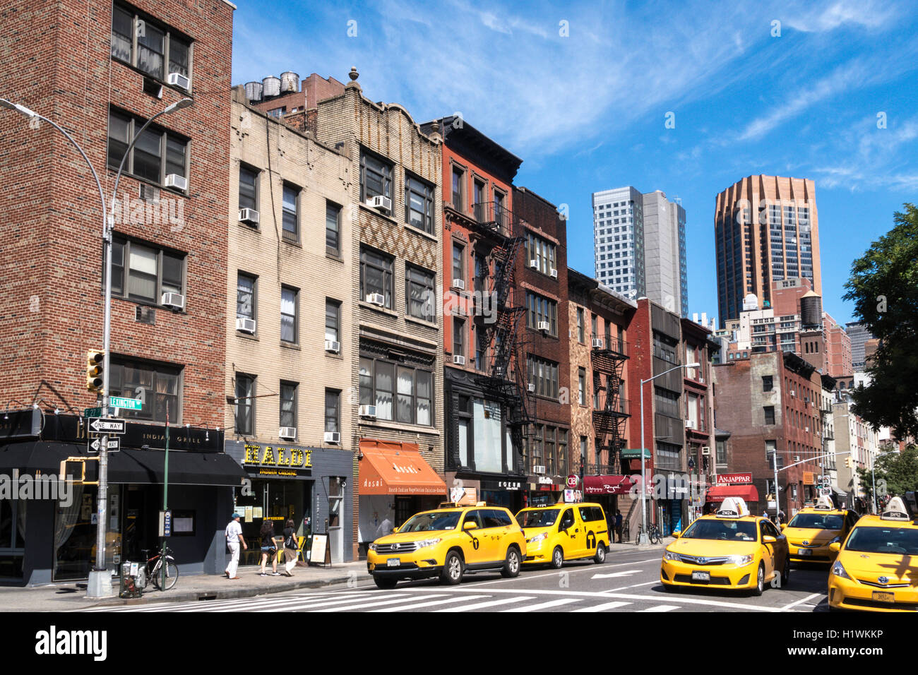 Taxis auf Lexington Avenue, Ladenfronts, indische Unternehmen, Murray Hill, New York City 2016, USA Stockfoto
