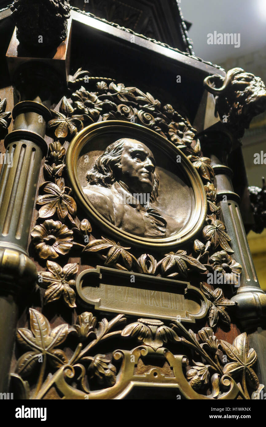 Kunstvoll geschnitzten Bronze Uhr Sockel im Waldorf-Astoria Hotel, NYC Stockfoto