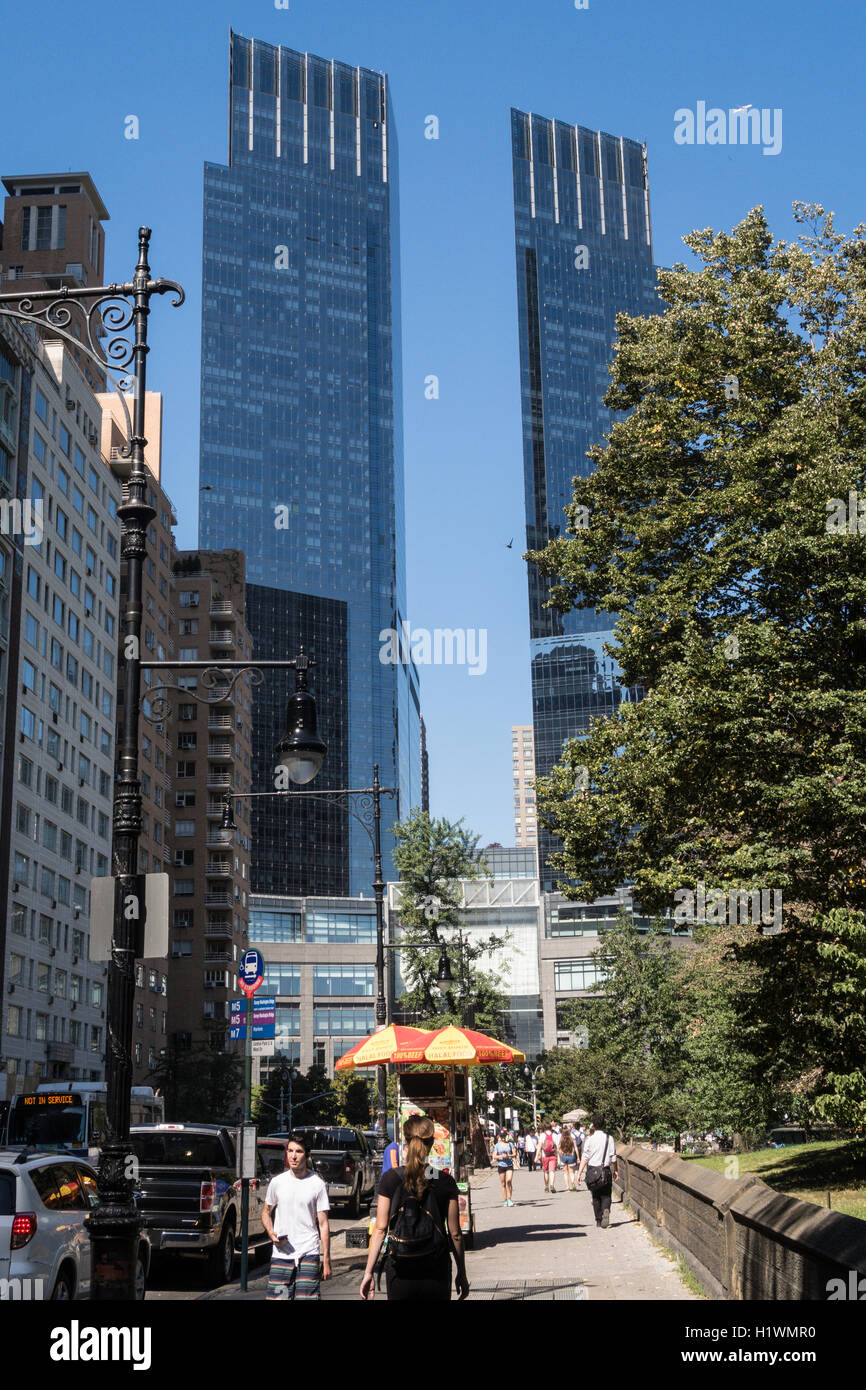 59. Straße Verkehr mit Time Warner Center, New York, USA Stockfoto