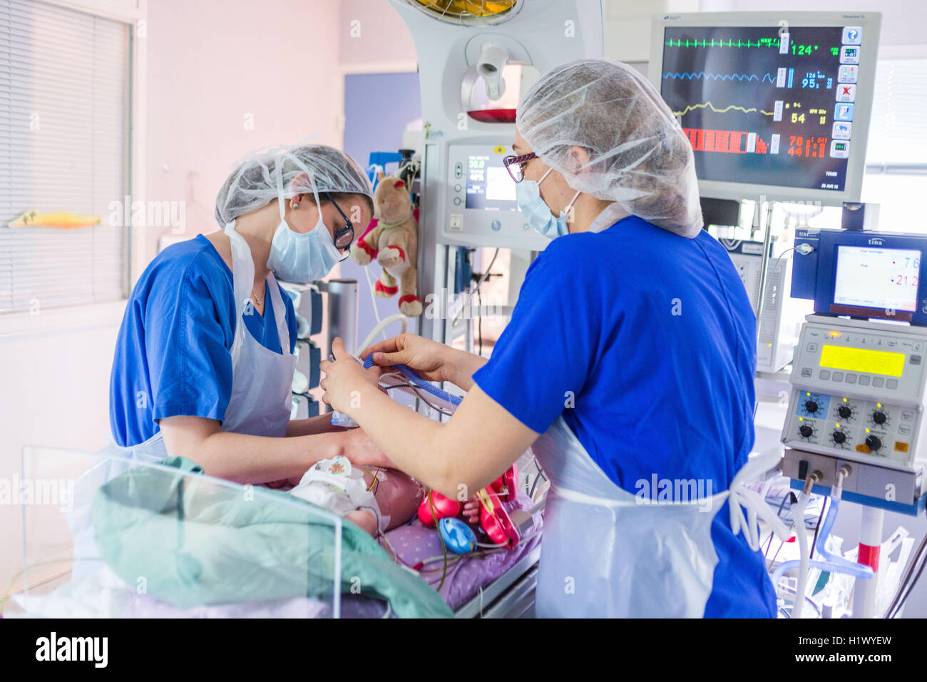 Neugeborenes Baby platziert unter Unterstützung der Atmung, Abteilung Kinderheilkunde, Krankenhaus in Bordeaux, Frankreich. Stockfoto