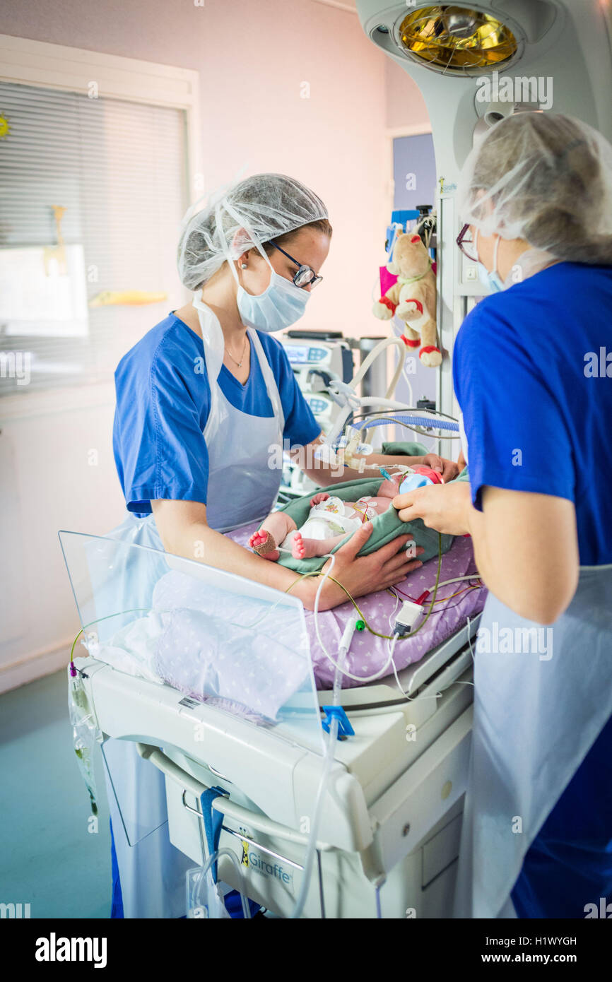Neugeborenes Baby platziert unter Unterstützung der Atmung, Abteilung Kinderheilkunde, Krankenhaus in Bordeaux, Frankreich. Stockfoto