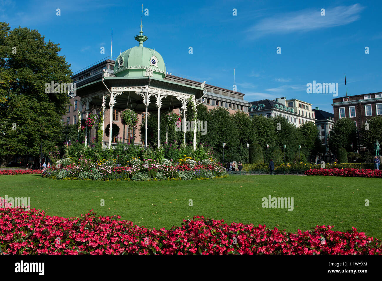 Norwegen, Bergen, UNESCO Weltkulturerbe-Stadt. Die Innenstadt von Park mit Gartenlaube. Stockfoto