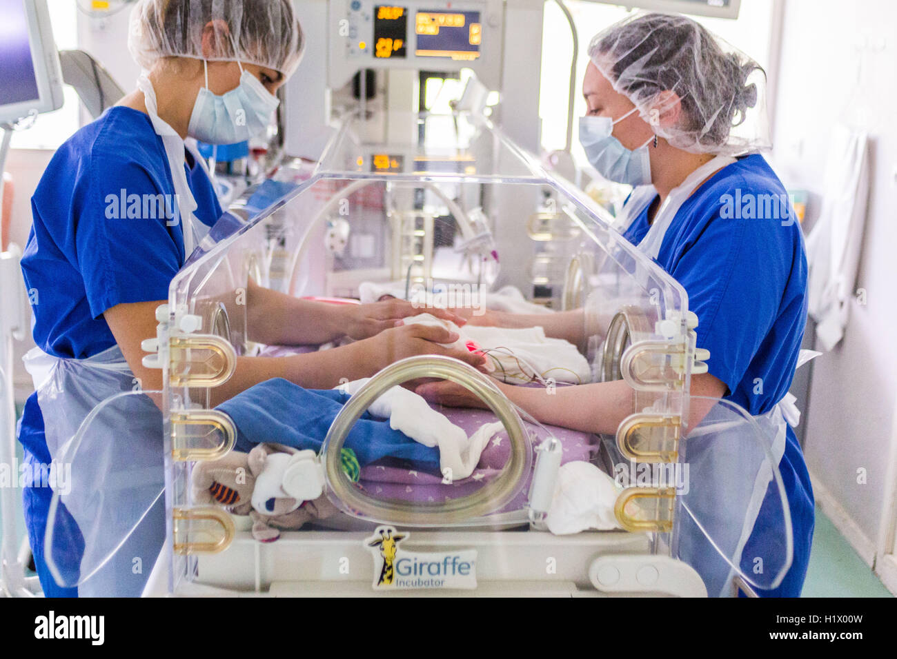 Vorzeitigen Neugeborenen platziert unter Unterstützung der Atmung, Abteilung Kinderheilkunde, Krankenhaus in Bordeaux, Frankreich. Stockfoto
