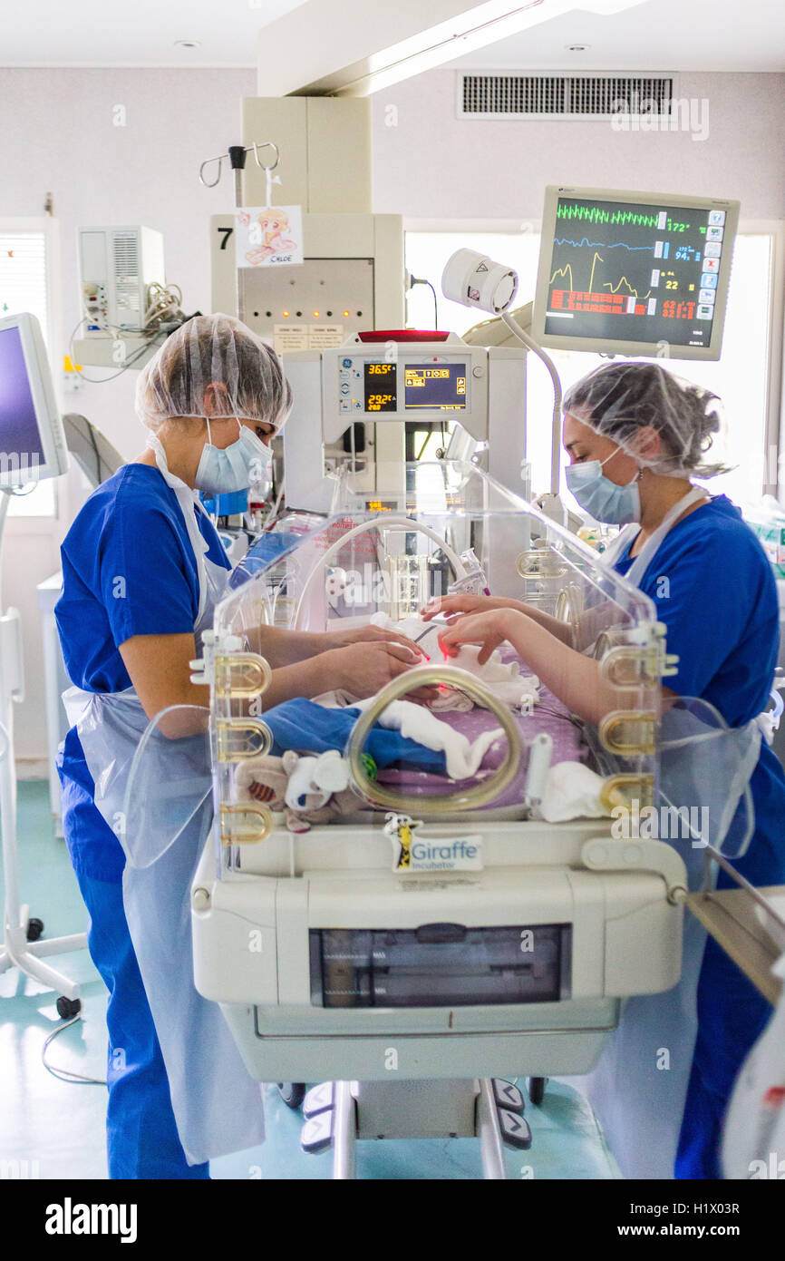 Vorzeitigen Neugeborenen platziert unter Unterstützung der Atmung, Abteilung Kinderheilkunde, Krankenhaus in Bordeaux, Frankreich. Stockfoto
