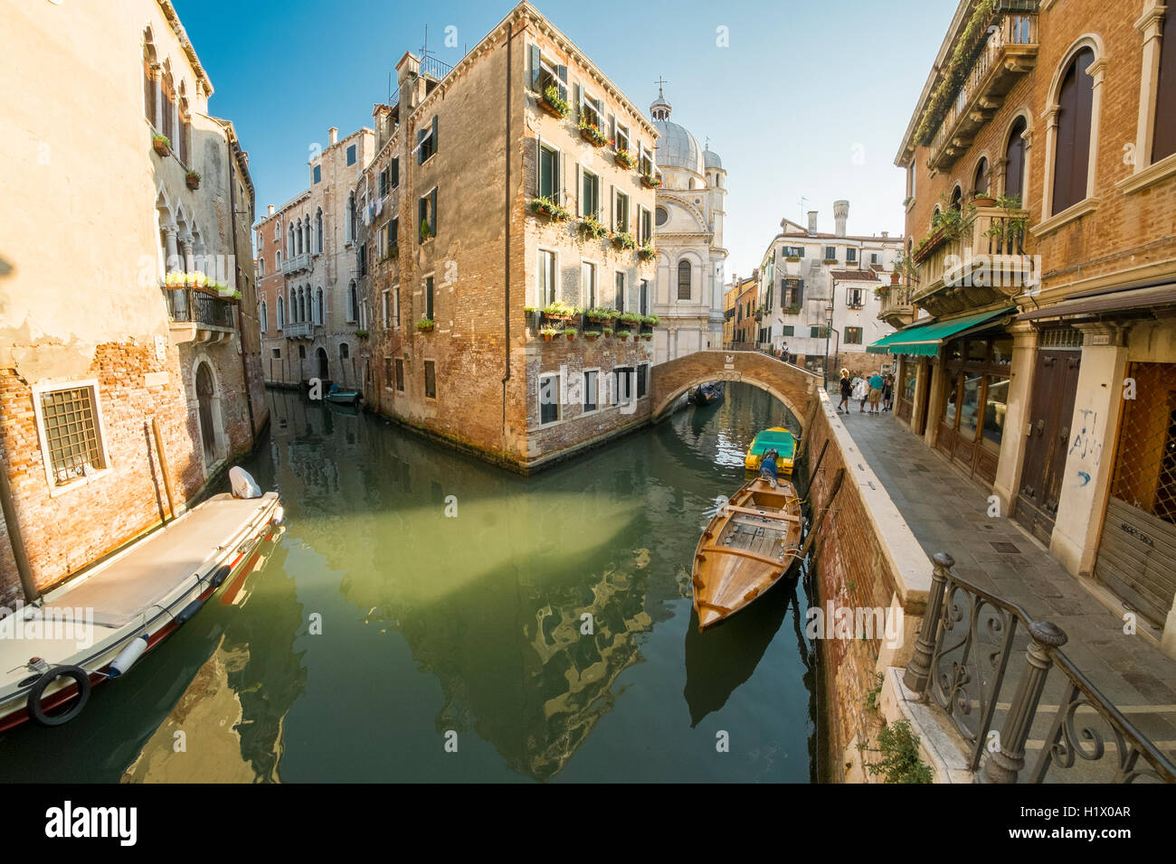 Weitwinkel-Aufnahmen aus den Kanälen von Venedig. Stockfoto