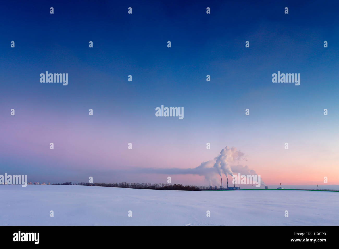 Kraftwerk am Abend. Belarus Stockfoto