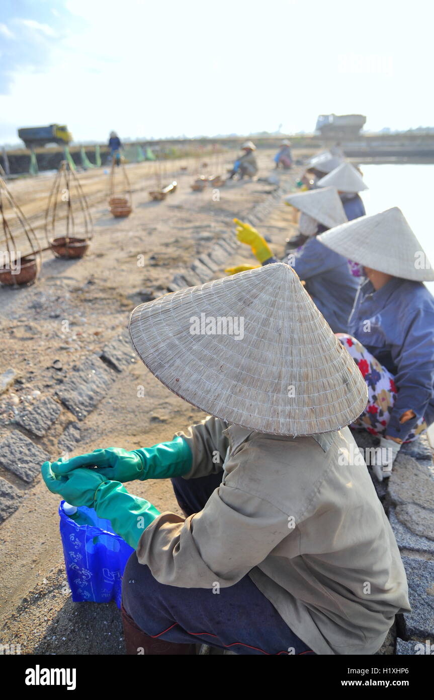Ninh Hoa, Vietnam - 2. März 2012: Vietnamesische Frauen Salzarbeiter sind entspannend nach hart arbeiten, um Salz aus den Ölfeldern zu sammeln Stockfoto