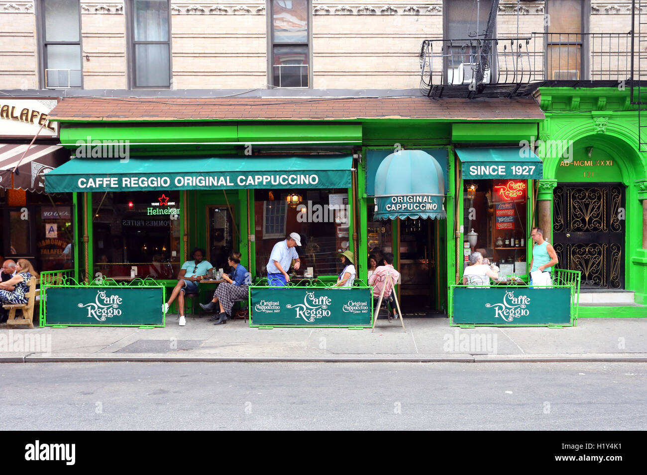 Caffe Reggio, 119 Macdougal St, New York, NY. aussen Storefront einer Straßencafé in der Nähe von Greenwich Village in Manhattan. Stockfoto