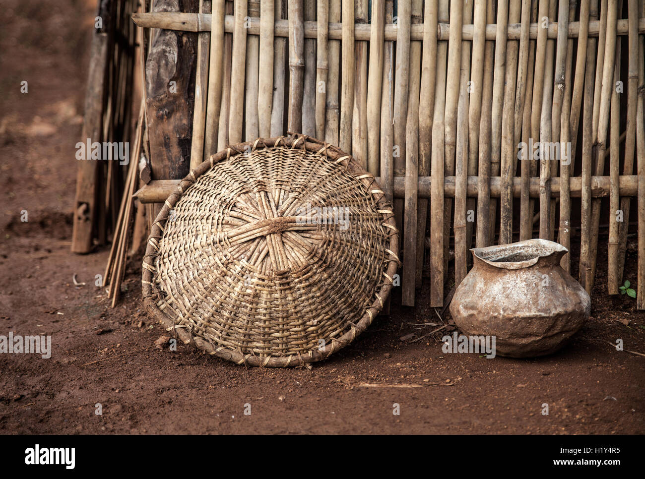 Traditionelle Haushaltsgegenstände in einem Indianerdorf in Indien Stockfoto