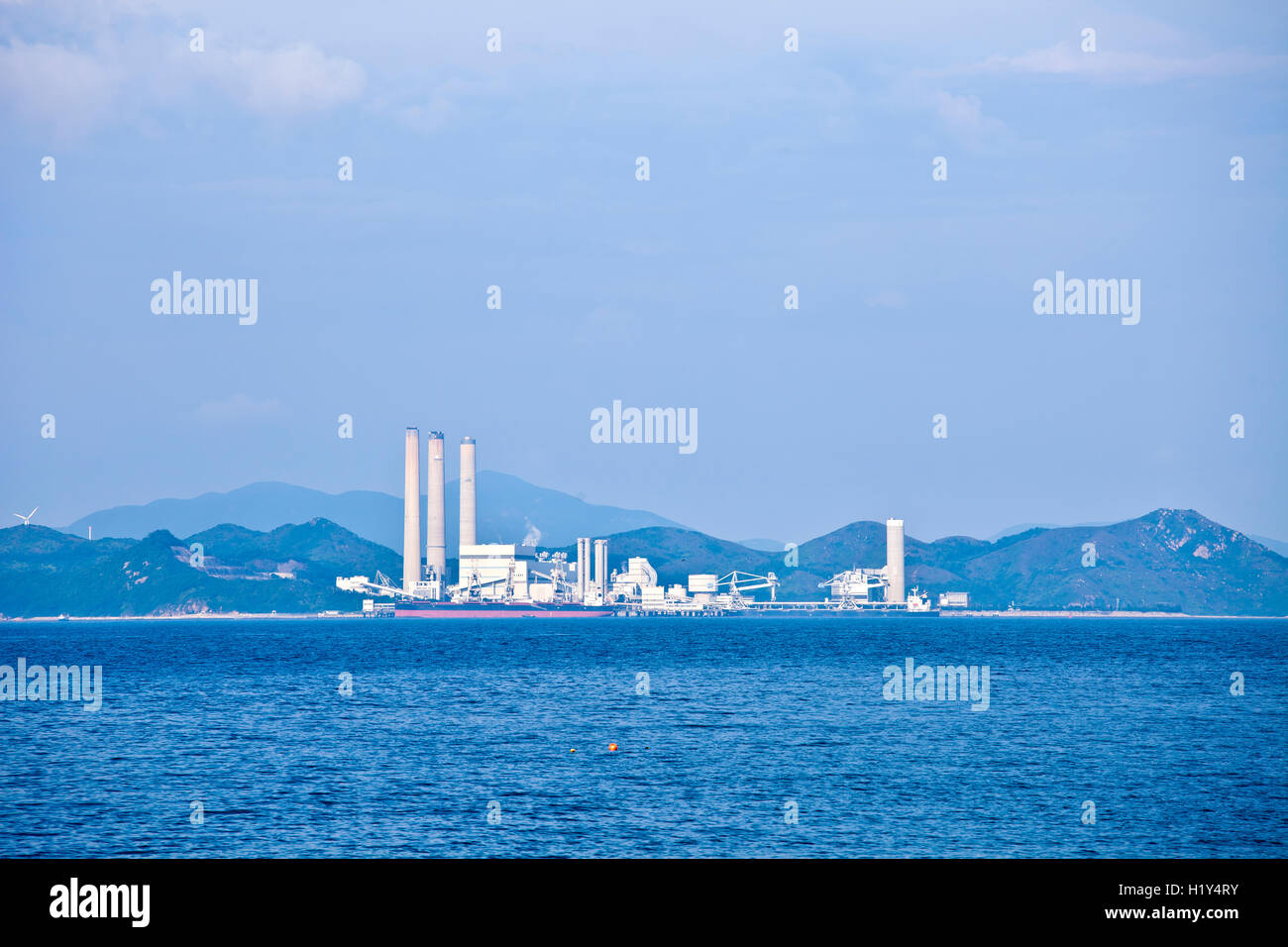 Kraftwerk am Tag entlang der Küste Stockfoto