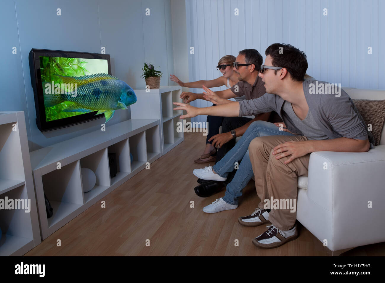 Familie vor dem 3D Fernseher Stockfoto