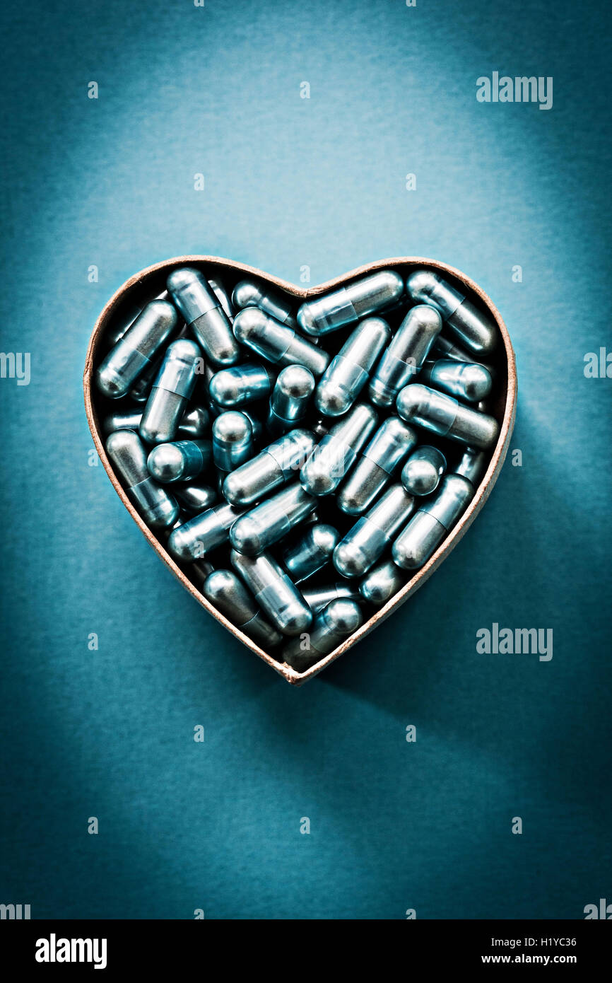 Generika Pillen und Kapseln in Herzform. Stockfoto
