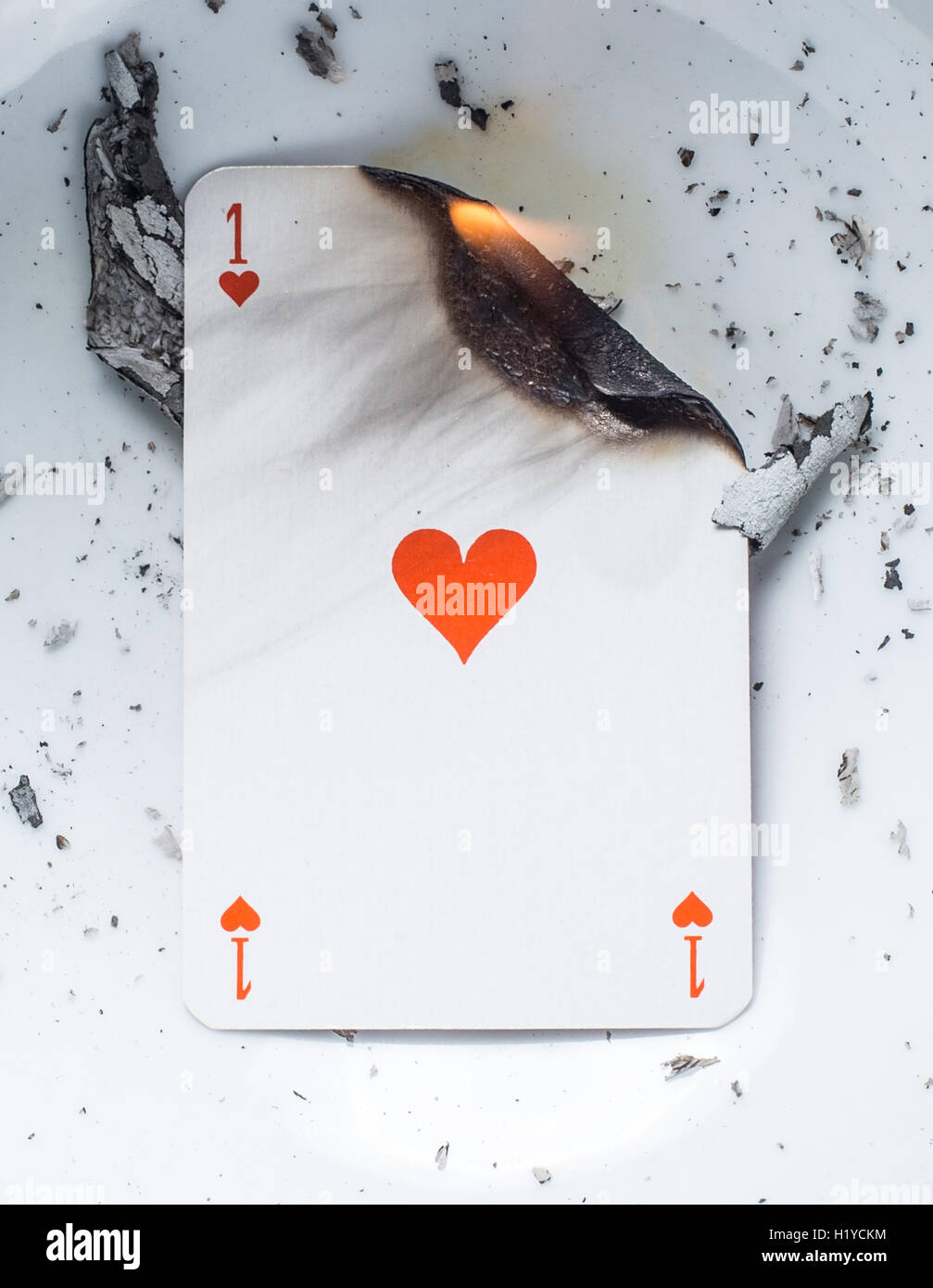 Zeigt ein Schwelbrand Herz-Ass Spielkarte. Stockfoto