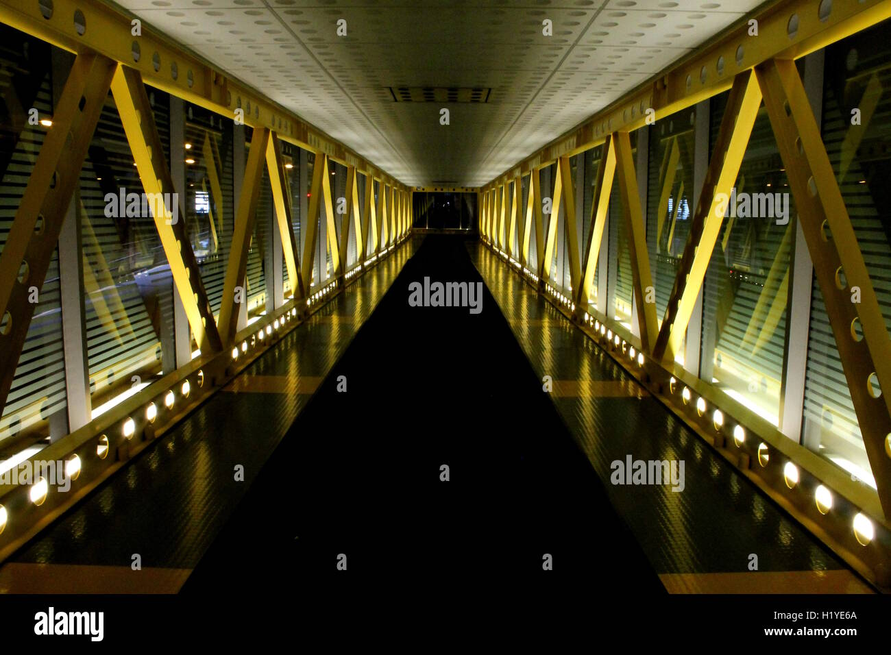 Ein Teil der Chicago Pedway, die zwischen dem Blue Cross Blue Shield Gebäude und Millennium Park Garage unter Randolph ausgeführt wird Stockfoto