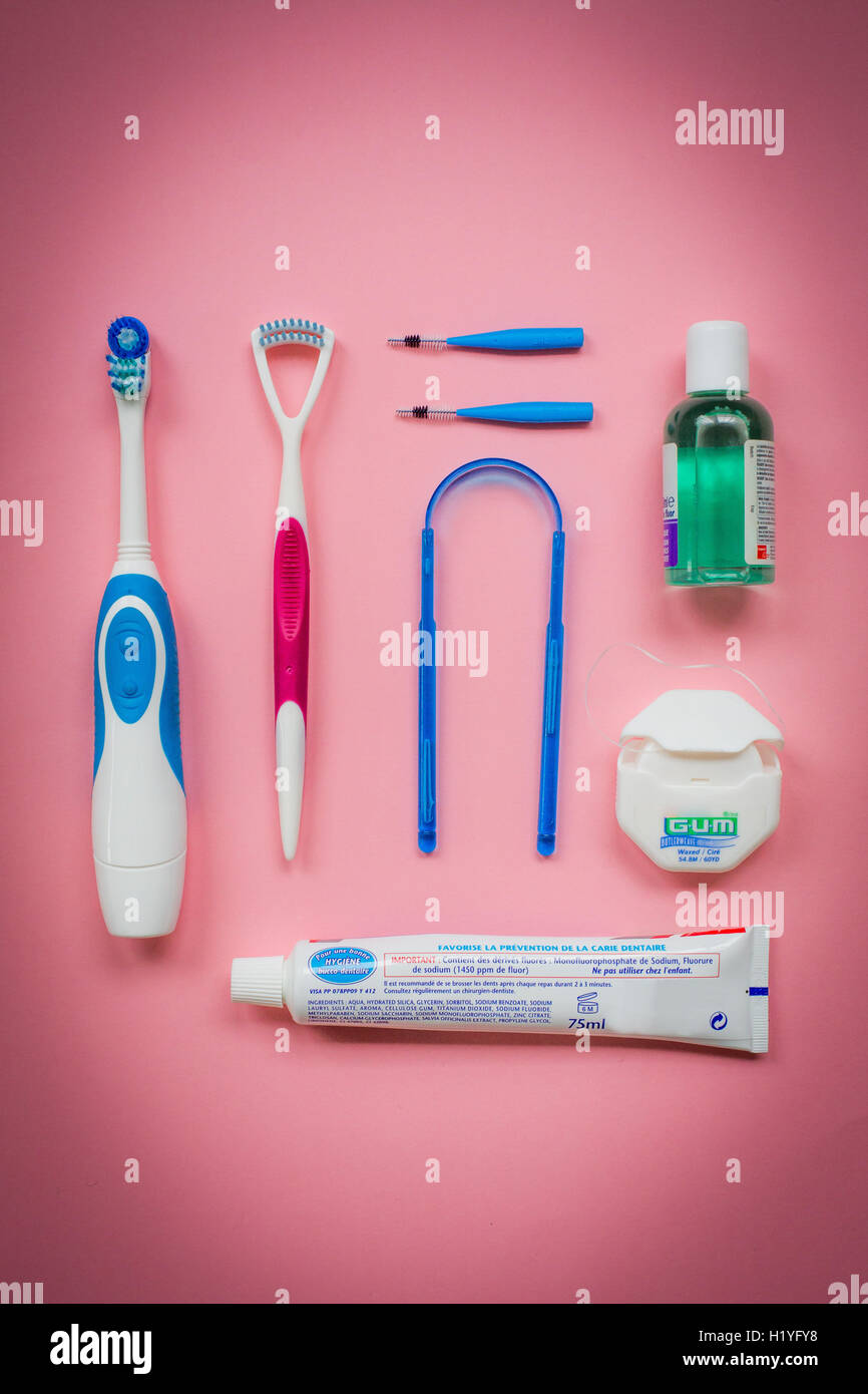 Mundwasser, Zahnseide, Zahnbürste und Zahnpasta, Mundwasser und Interdentalbürsten. Stockfoto