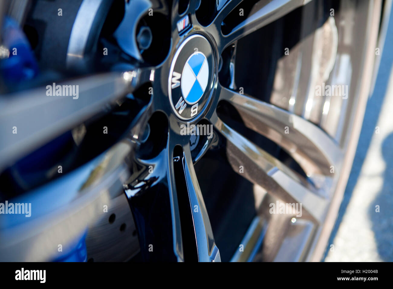 Schwarz-Legierung Rad F83 2016 BMW M4 Cabrio 2 türige Hochleistungs-Sportwagen Stockfoto