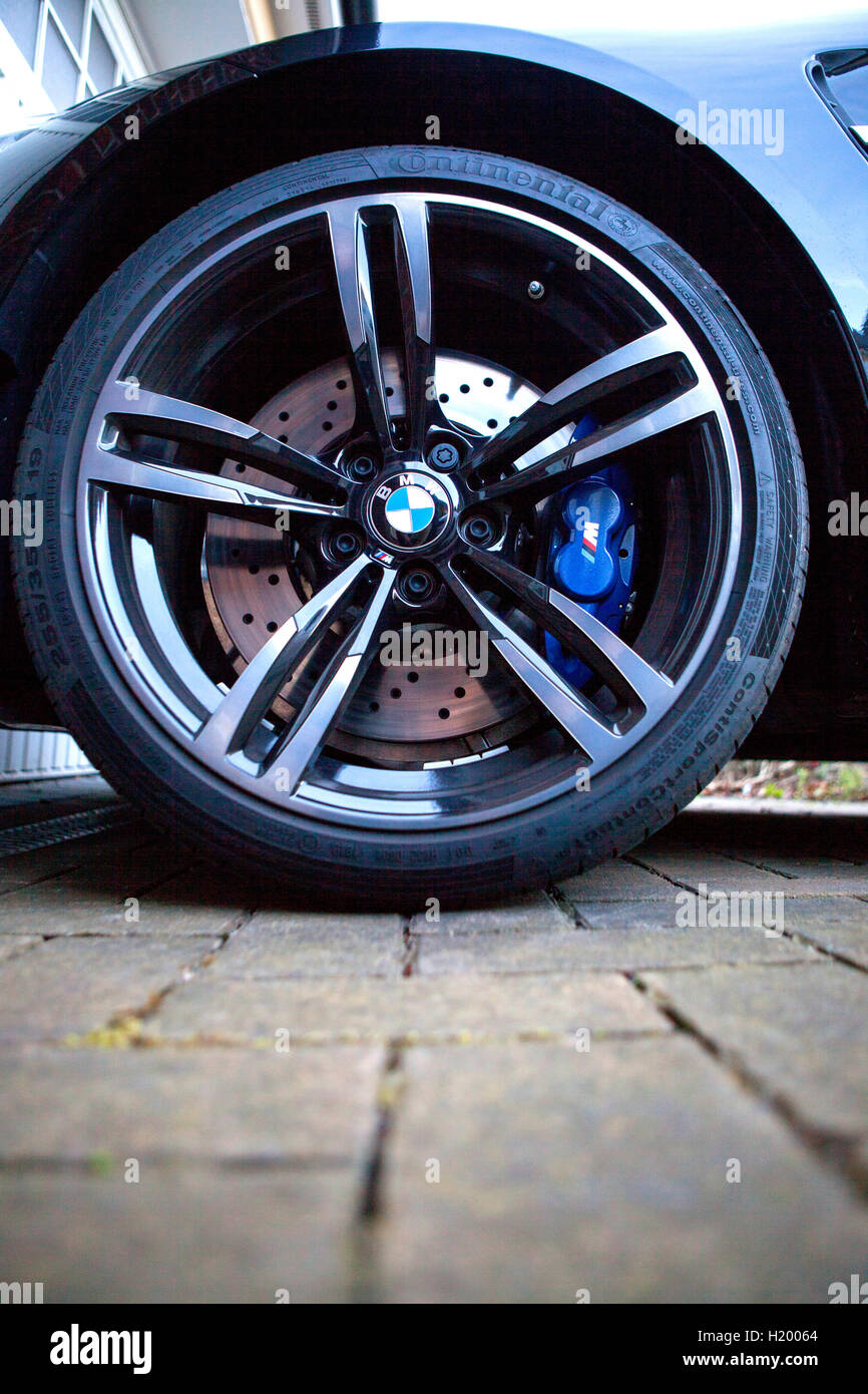 Black Alloy Wheel F83 2016 BMW M4 Cabrio 2 türige Hochleistungs-Sportwagen Stockfoto