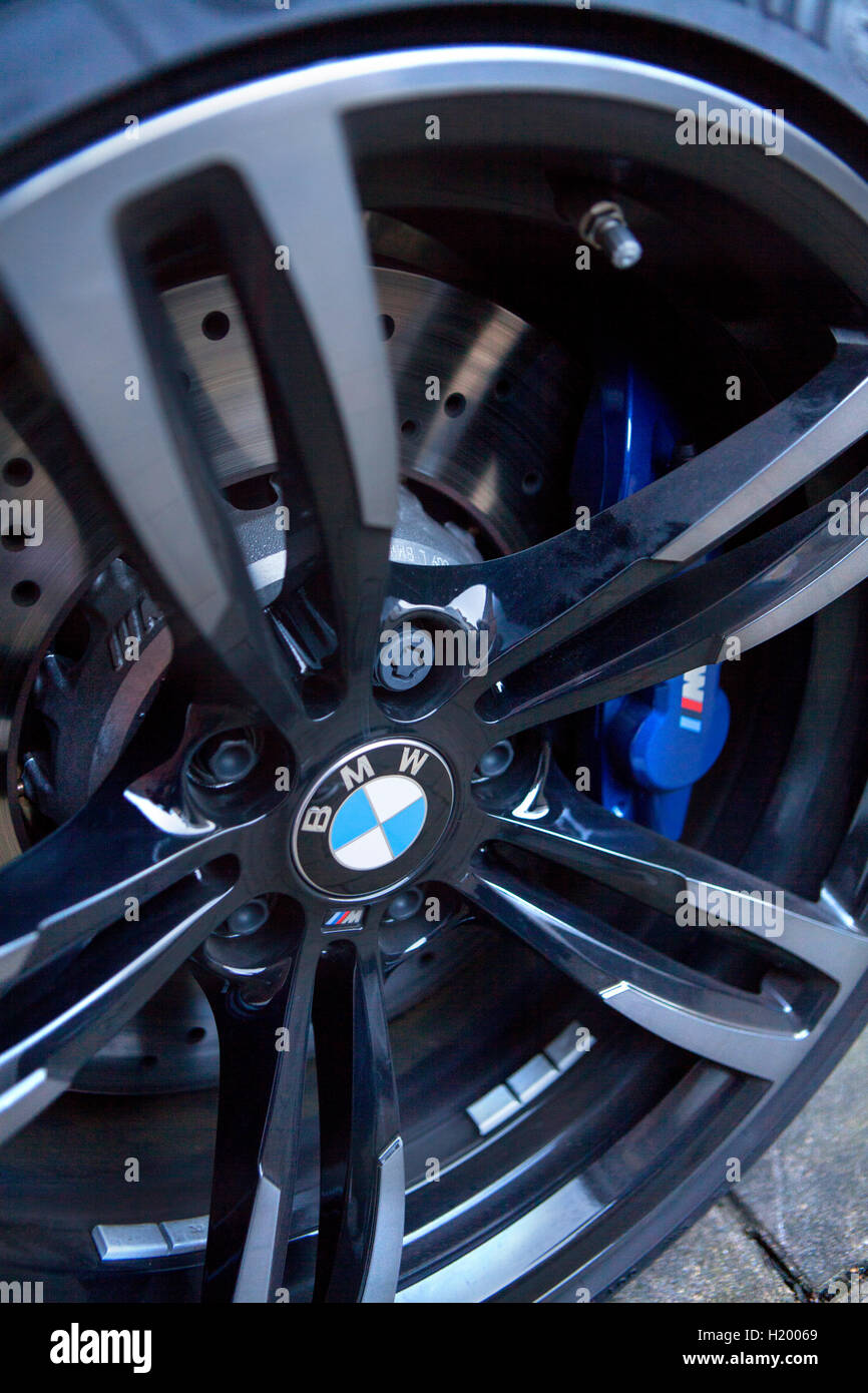 Black Alloy Wheel F83 2016 BMW M4 Cabrio 2 türige Hochleistungs-Sportwagen Stockfoto