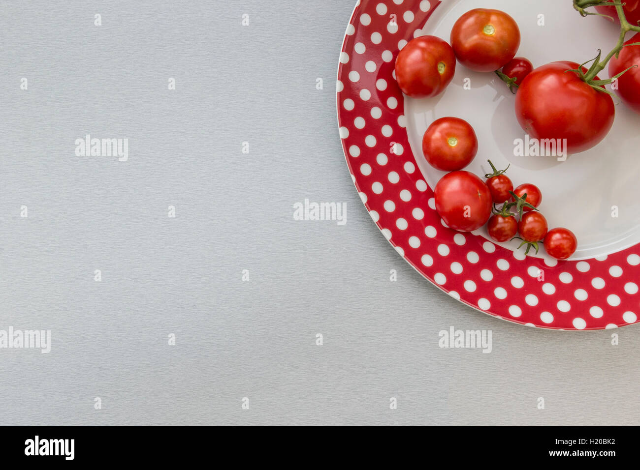 Verschiedene Tomaten auf Teller Stockfoto