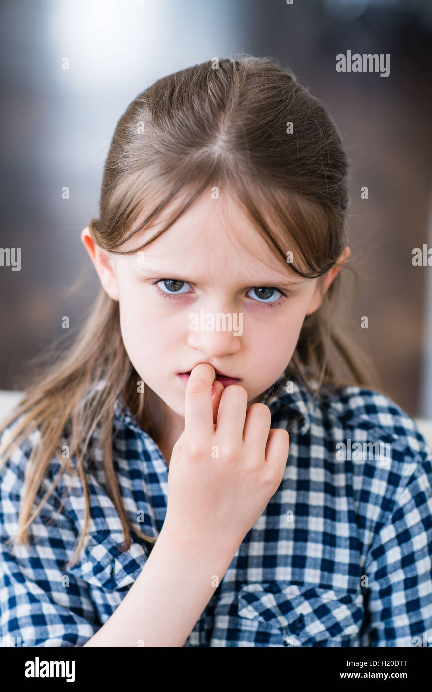 7 Jahre alten Mädchen ihre Nägel beissen. Stockfoto