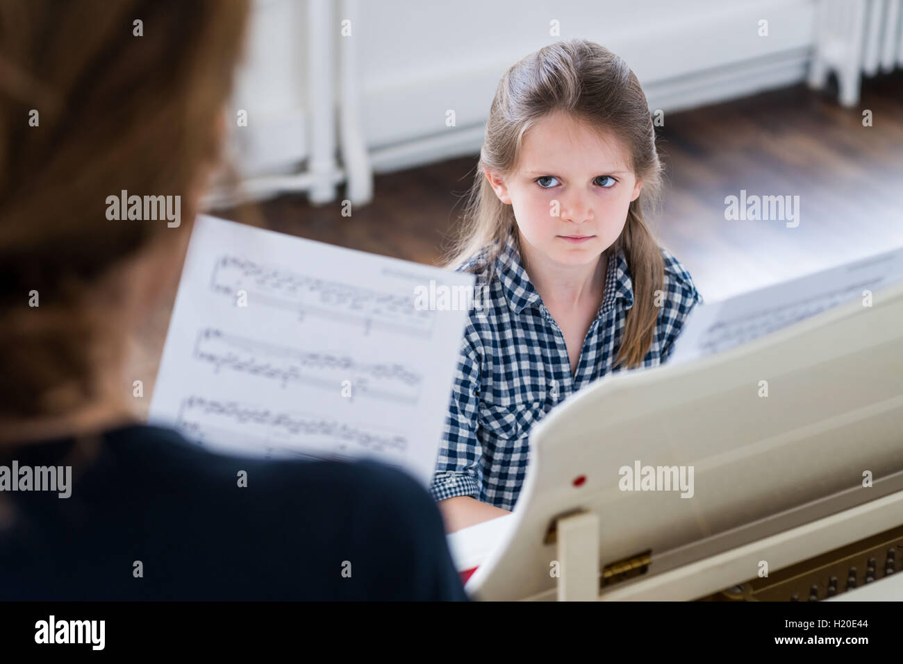 7 Jahr-Olld Mädchen lernen Klavier. Stockfoto