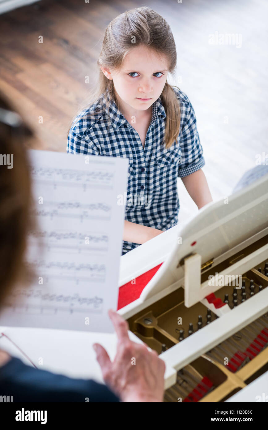 7 Jahr-Olld Mädchen lernen Klavier. Stockfoto