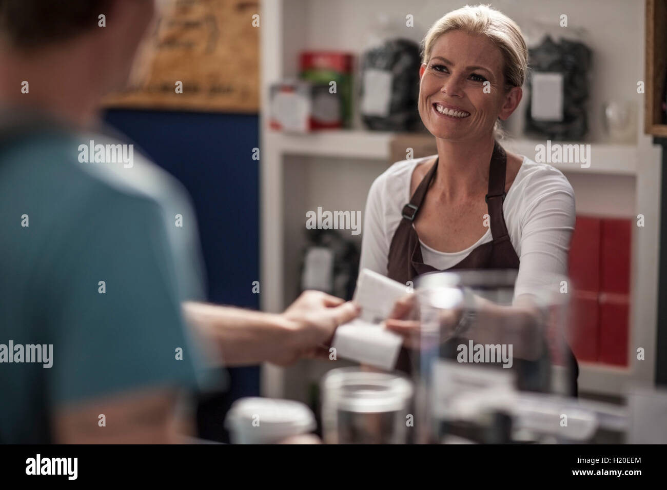 Frau in einem Café Übergabe Quittung an Kunden Stockfoto
