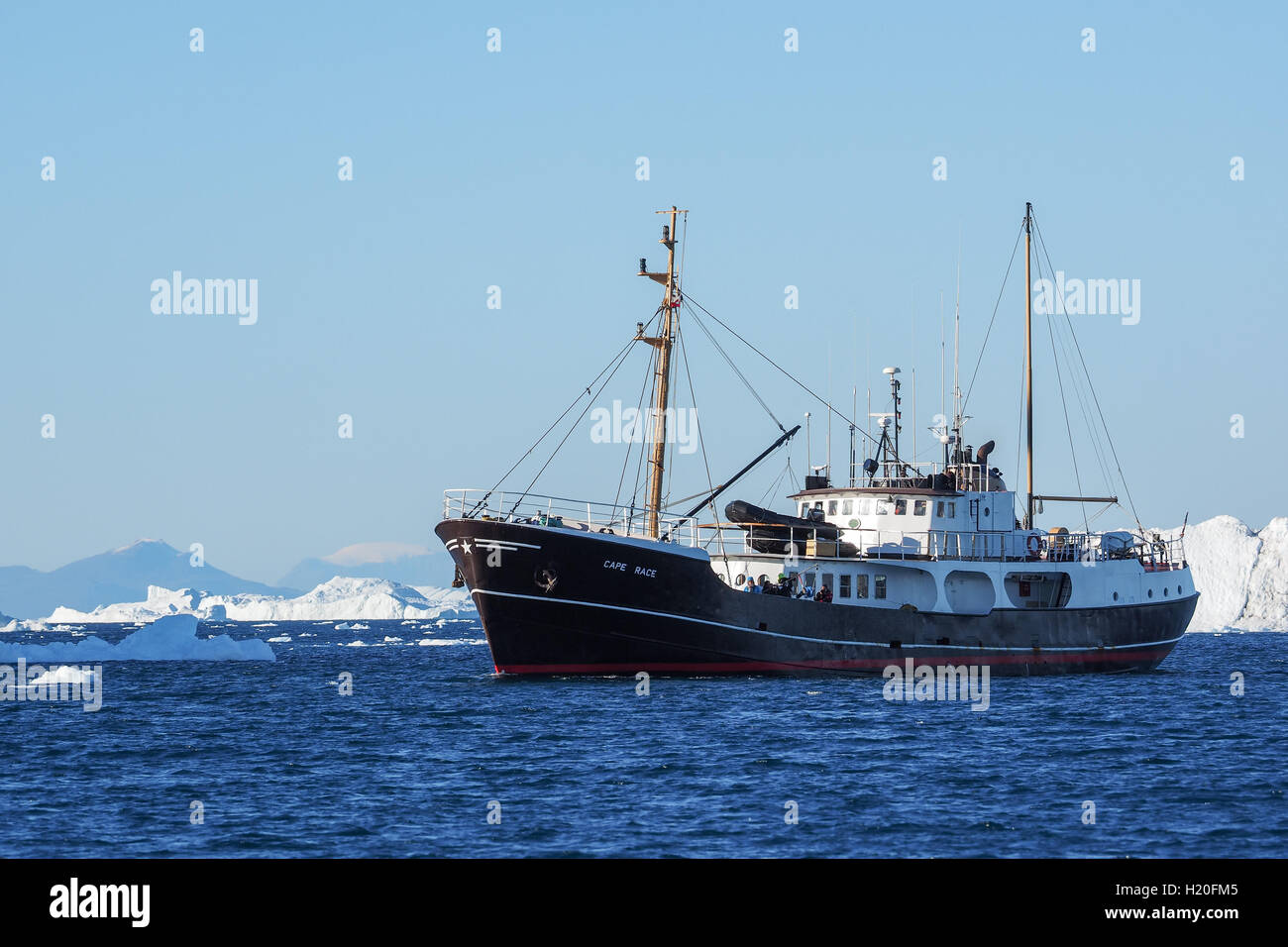 Grönland. Jahrhunderte alten dicken Gletscher. Schiff vor Eisbergen Forschung für ein Phänomen der globalen Erwärmung Stockfoto