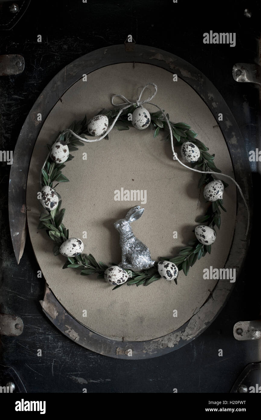 Oster-Deko mit Silber Osterhasen Stockfoto