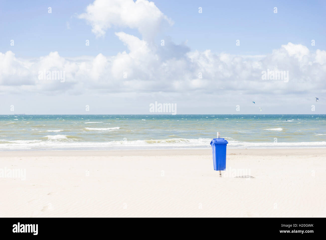 Leerer Strand mit blaue Abfallbehälter Stockfoto