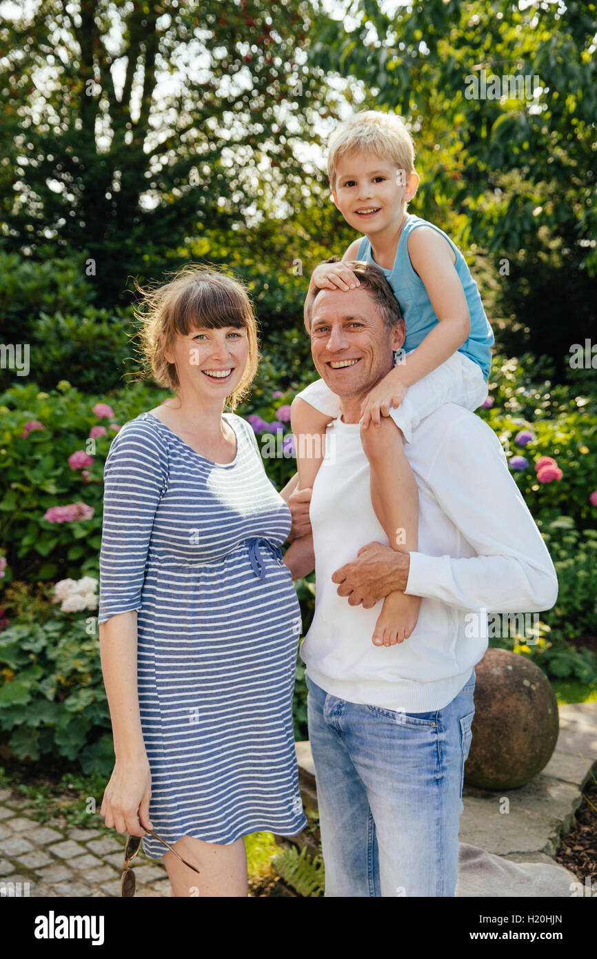 Glückliche Familie mit schwangeren Mutter in graden Stockfoto