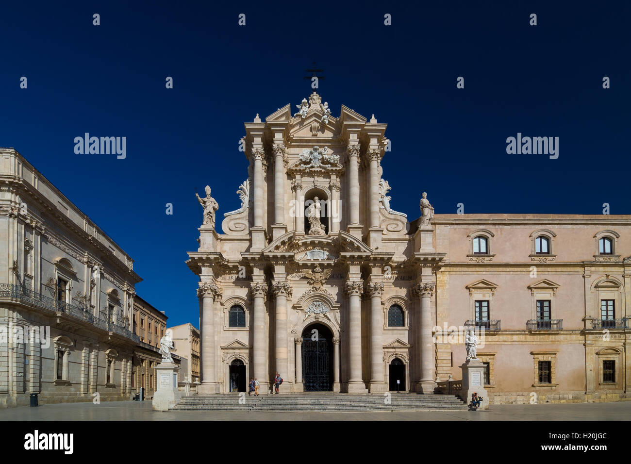 Die Kathedrale von Syrakus oder Duomo di Siracusa ist eine alte katholische Kirche in Syrakus auf Sizilien. Stockfoto