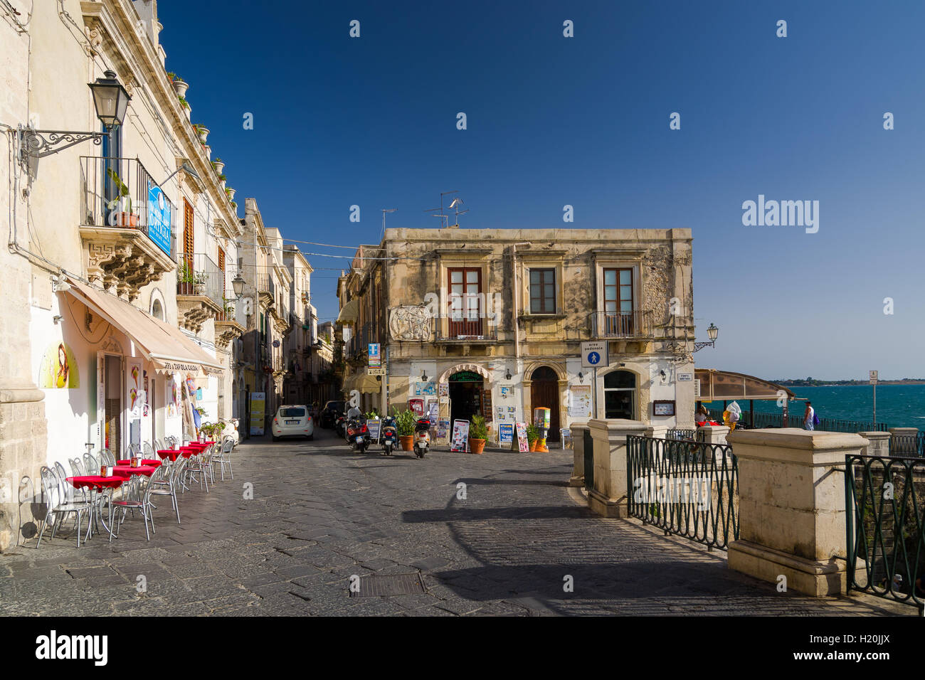 Syrakus, Italien - 14. September 2015: Kleine italienische Straße mit Café. Die Insel Ortygia bei Syrakus auf Sizilien Stockfoto
