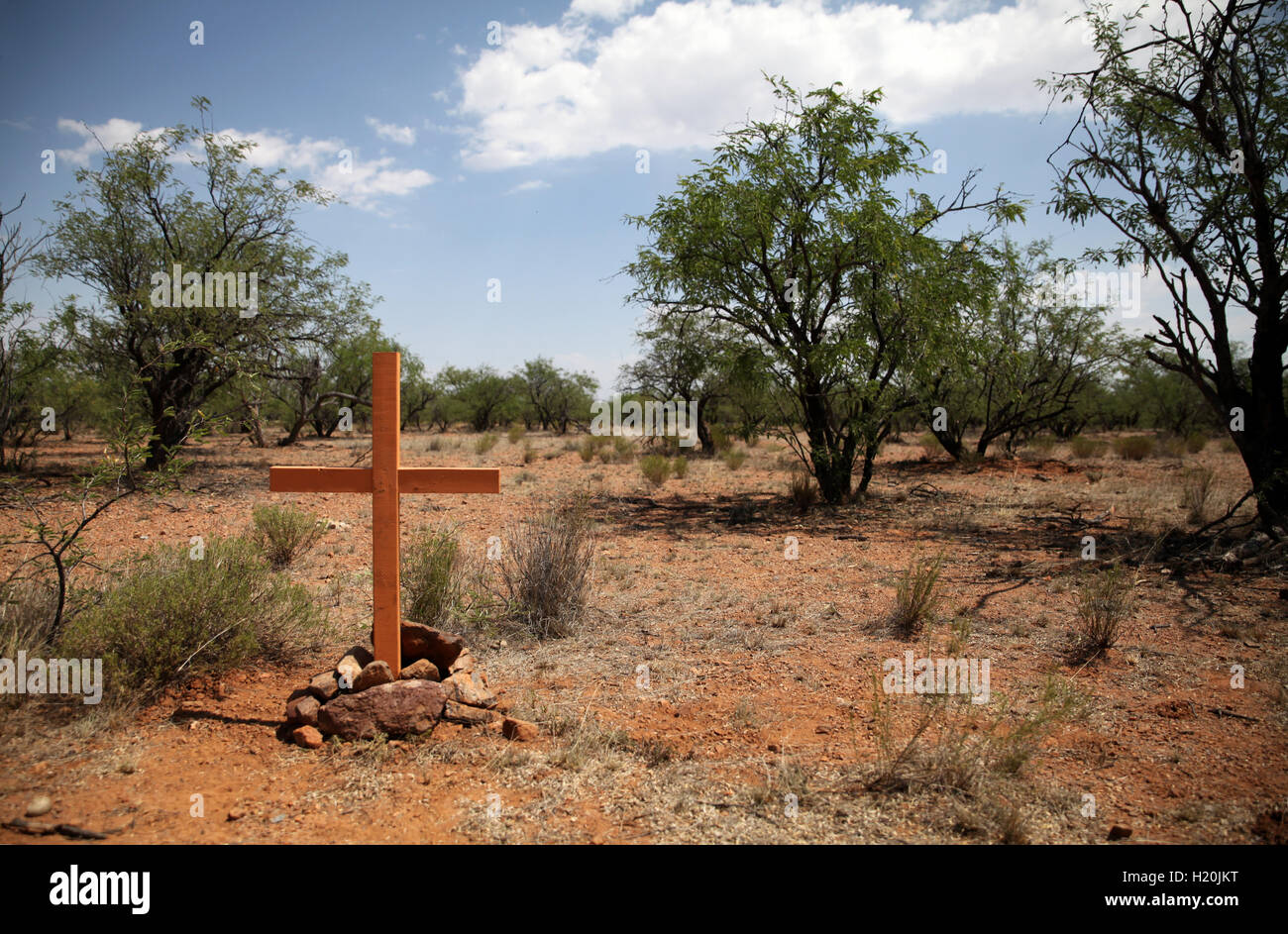 Kreuz in der Sonora-Wüste zwischen den USA und Mexiko, Erinnerung an Migranten, die an der gleichen Stelle gestorben Stockfoto