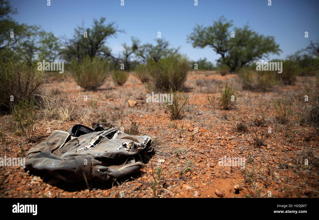 Verwitterte Rucksack hinterließ ein Migrant in der Sonora-Wüste zwischen den USA und Mexiko Stockfoto