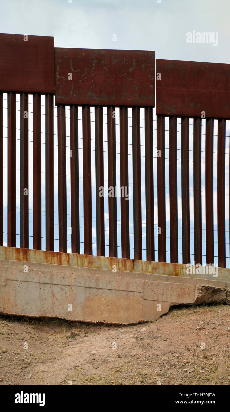 Amerikanisch-mexikanischen Grenze gesehen von Nogales, Mexiko Stockfoto