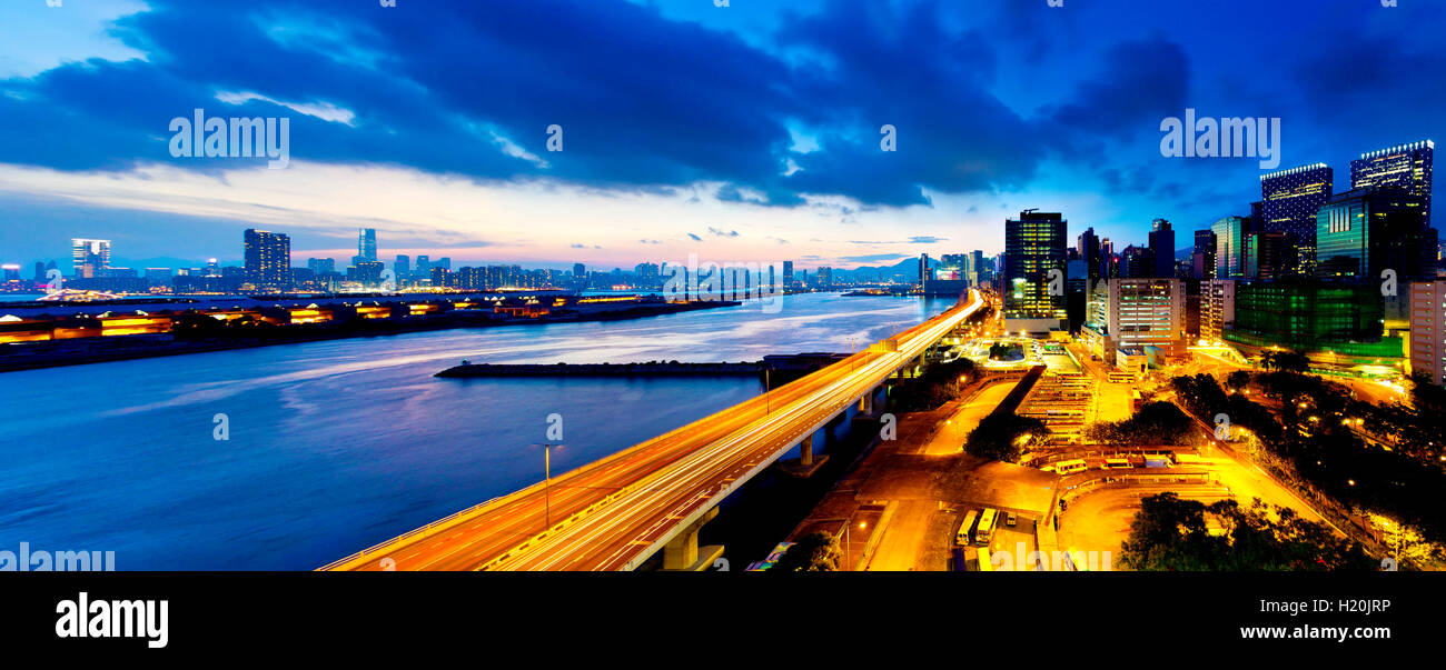 Panoramablick von der Autobahn-Unterführung in der Abenddämmerung in modernen Stadt Stockfoto