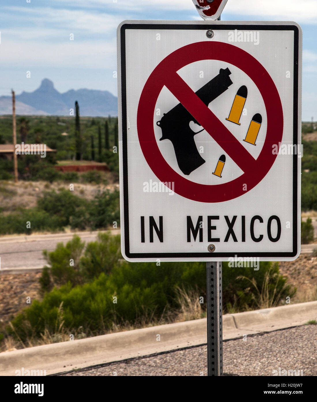 "Keine Waffen in Mexiko", US-Bürger erfahren Sie, wie sie in dem zentralamerikanischen Land an der US-mexikanischen Grenze in Nogales überqueren Stockfoto