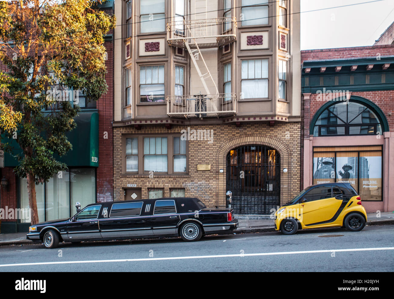 Limousinen und Mini auf der Straße von San Francisco: Symbol der Ungleichheit und Gentrifizierung in der Stadt Stockfoto