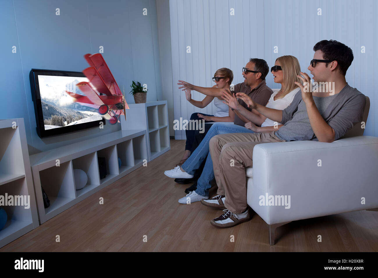 Familie vor dem 3D Fernseher Stockfoto