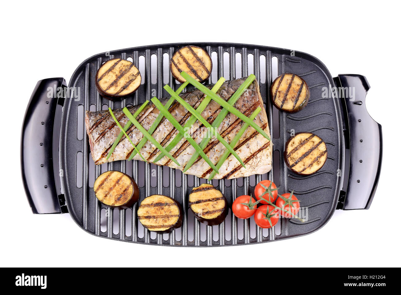 Gegrillter Karpfen Filet auf Grill mit Aubergine. Stockfoto